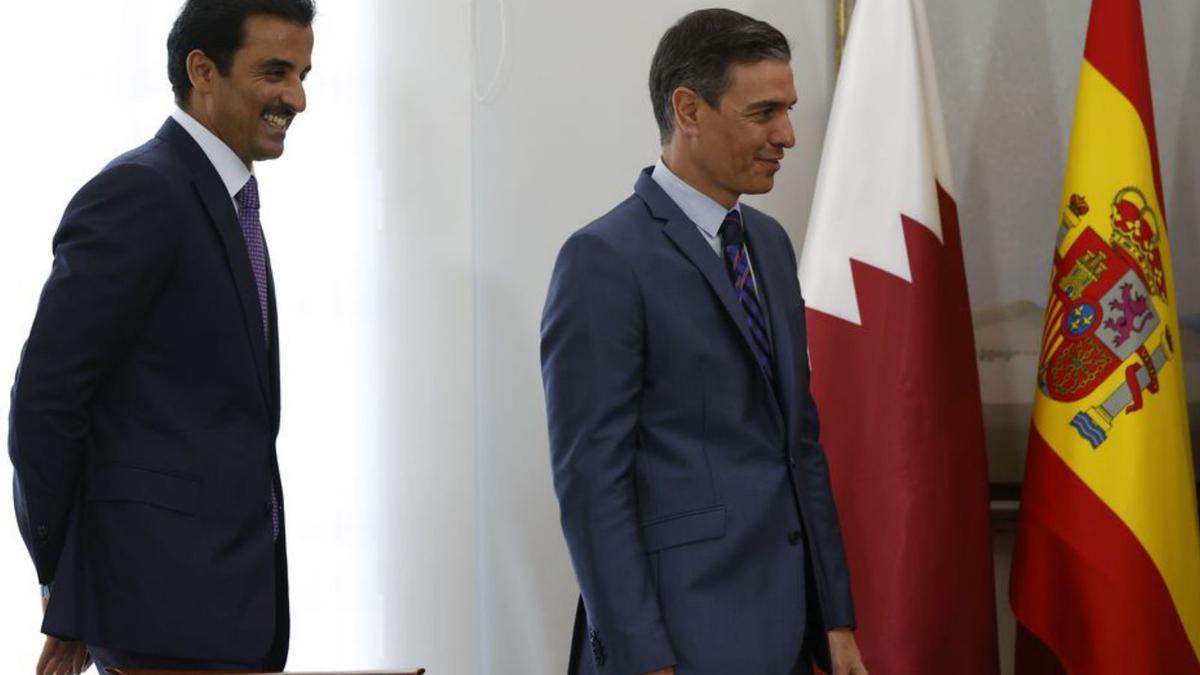 L’emir de Qatar, Al Zani i Pedro Sánchez, ahir a Madrid.  | EFE