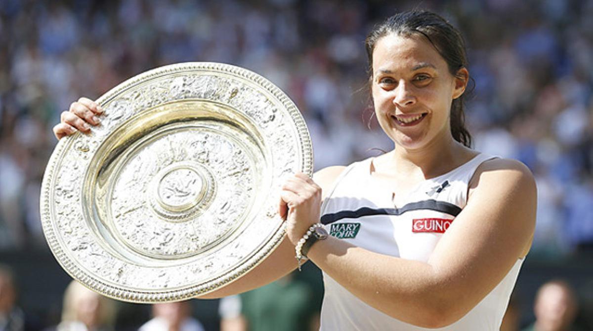 Marion Bartoli, amb el trofeu de Wimbledon.