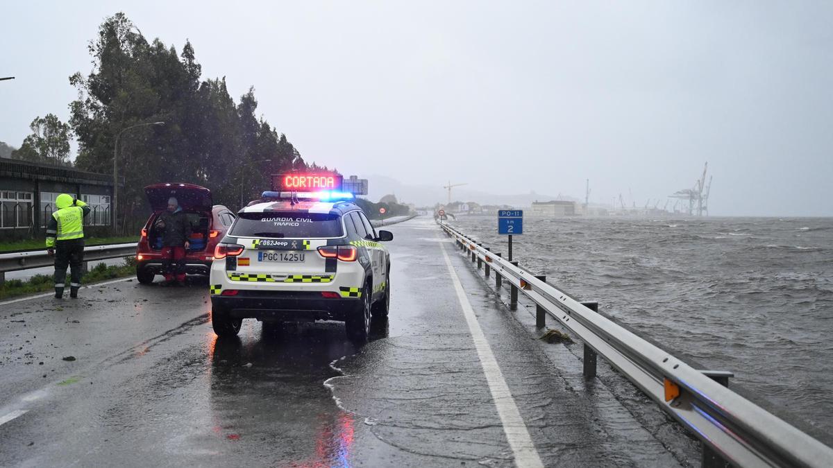 Un vehículo de la Guardia Civil informa del corte