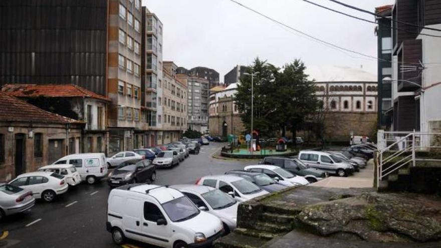 Numerosos coches aparcados en todo el Campo da Torre.  // Gustavo Santos