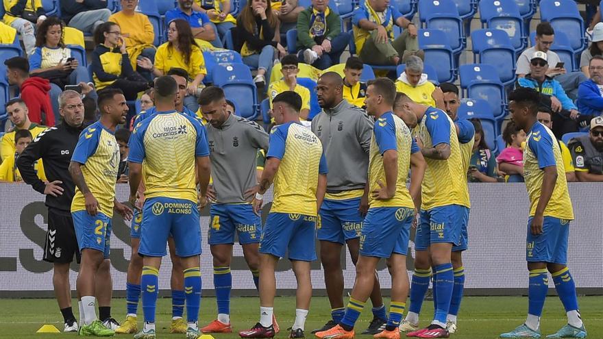 El equipo titular de la UD –a falta de Valles– que saltó al césped la pasada jornada en el calentamiento previo al duelo contra el Sporting junto a David Gómez. | | ANDRÉS CRUZ