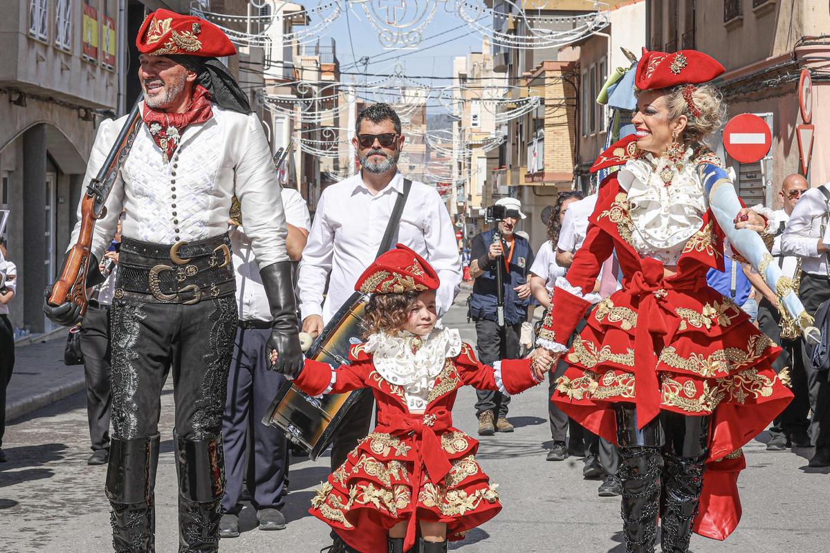 Todas las imágenes de la Guerrilla y Embajada de este lunes de los Moros y Cristianos de Petrer