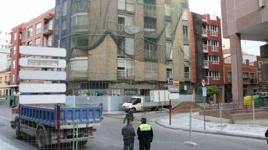 El edificio de la avenida de Portugal de Lorca es uno de los últimos en ser derribados.