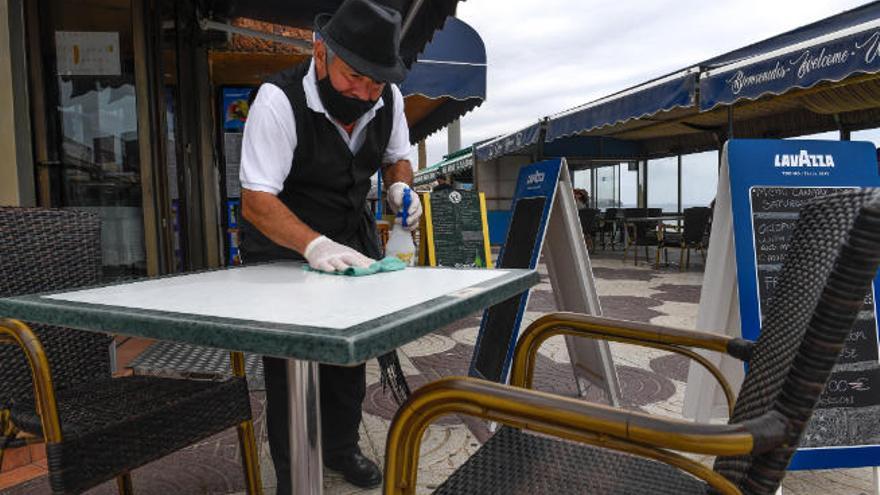 Cafeterías a la espera de turistas en Playa del Inglés.