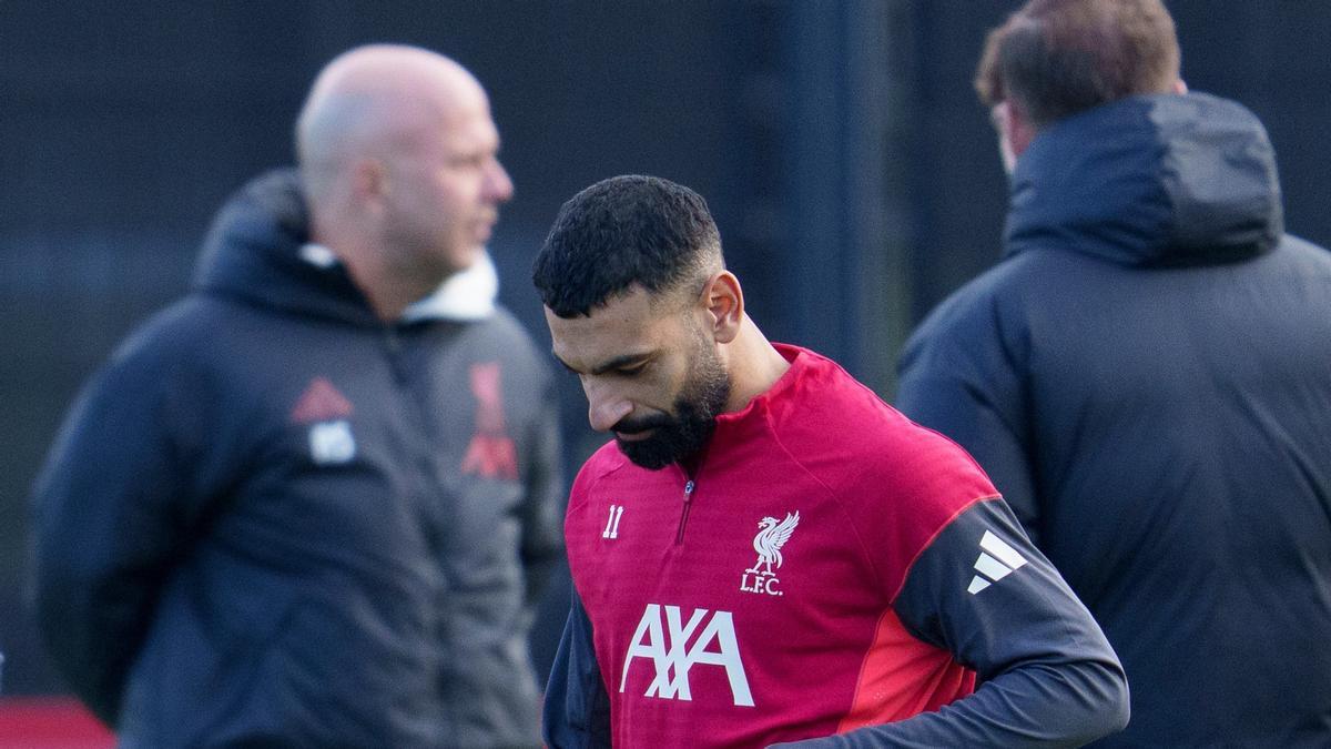 Mohamed Salah, durante el entrenamiento de este lunes, con el ténico del Liverpool, Arne Slot, al fondo.