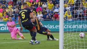 Álex Muñoz marca el 1-0 del Las Palmas en el tramo final de la primera mitad en el Estadio Gran Canaria.