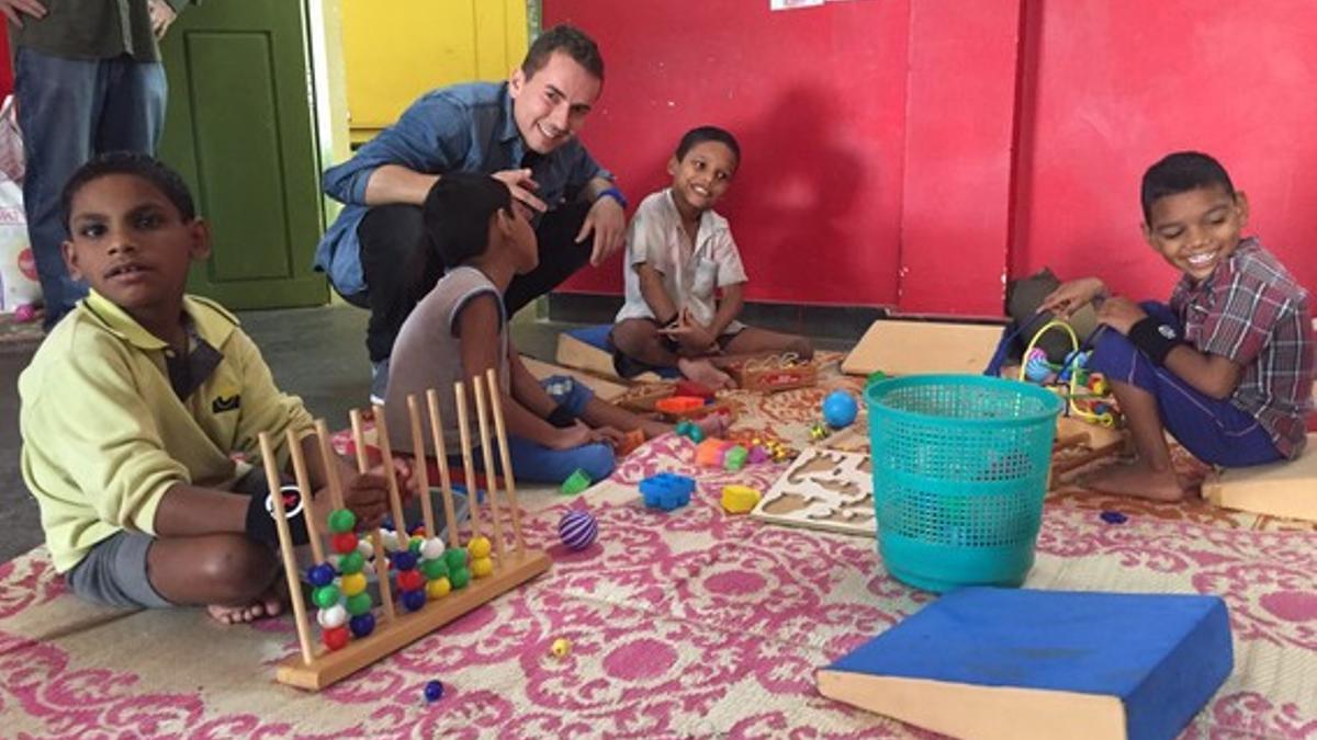 Jorge Lorenzo, con varios de los niños que reciben la ayuda dela Fundación Vicente Ferrer en la localidad índia de Anantapur