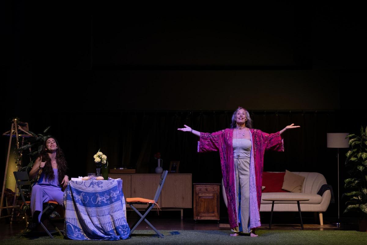 Miriam Díaz Aroca (derecha), en la obra "La casa del mar"