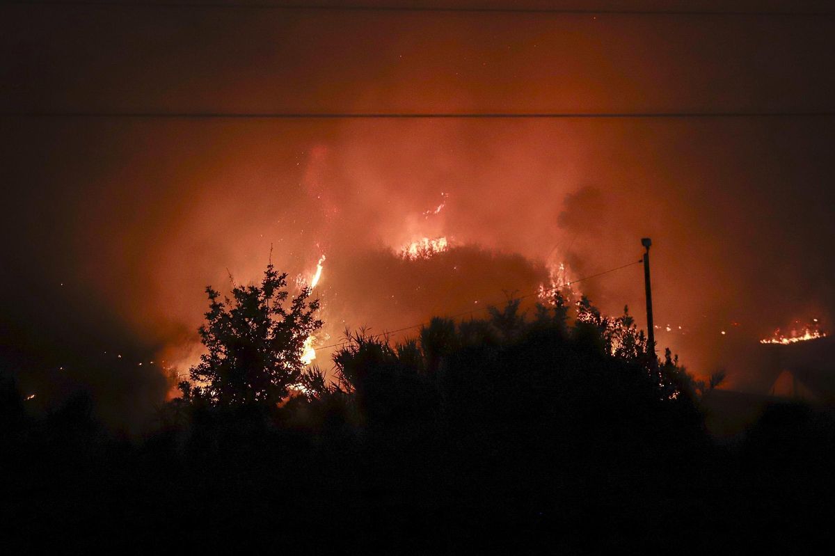 Cinco focos simultáneos, detrás del incendio de A Cañiza en nivel 2 de alerta