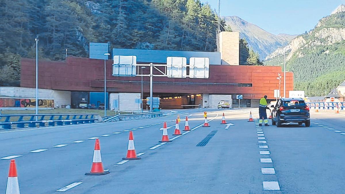 La boca del túnel del Somport por la parte española, donde se ha cortado la circulación por el principal paso fronterizo que hay en Aragón.