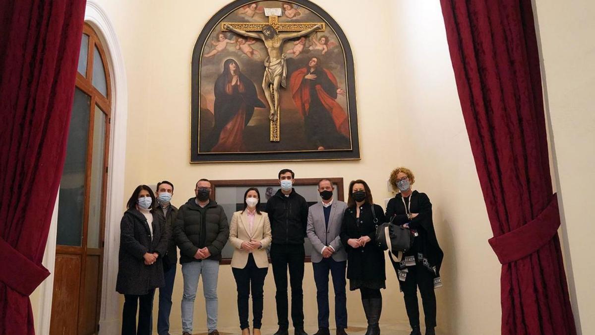 Autoridades y responsables de la restauración posan bajo el  conjunto artístico ‘Cristo de la Tabla’.
