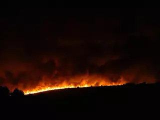 Imágenes del incendio de Molezuelas: la lucha contra el fuego continúa por la noche