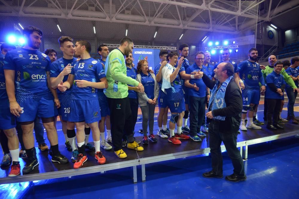 El Teucro levanta la copa que le lleva a la Asobal