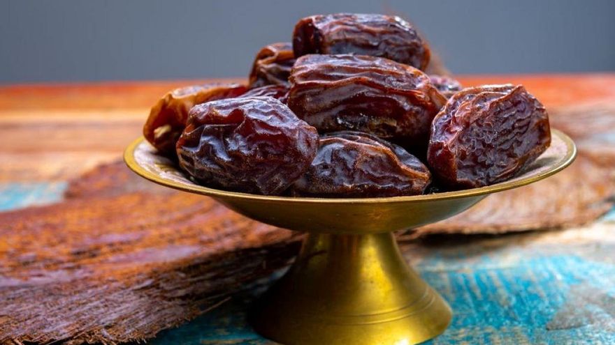 Receta fácil para Navidad: bocaditos de coco y dátiles sin horno y bajos en calorías