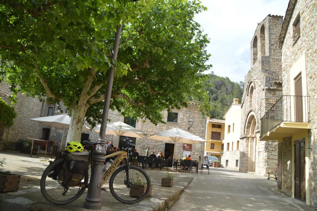 La plaça d'Albanyà, amb la Rectoria i l'església de Sant Pere