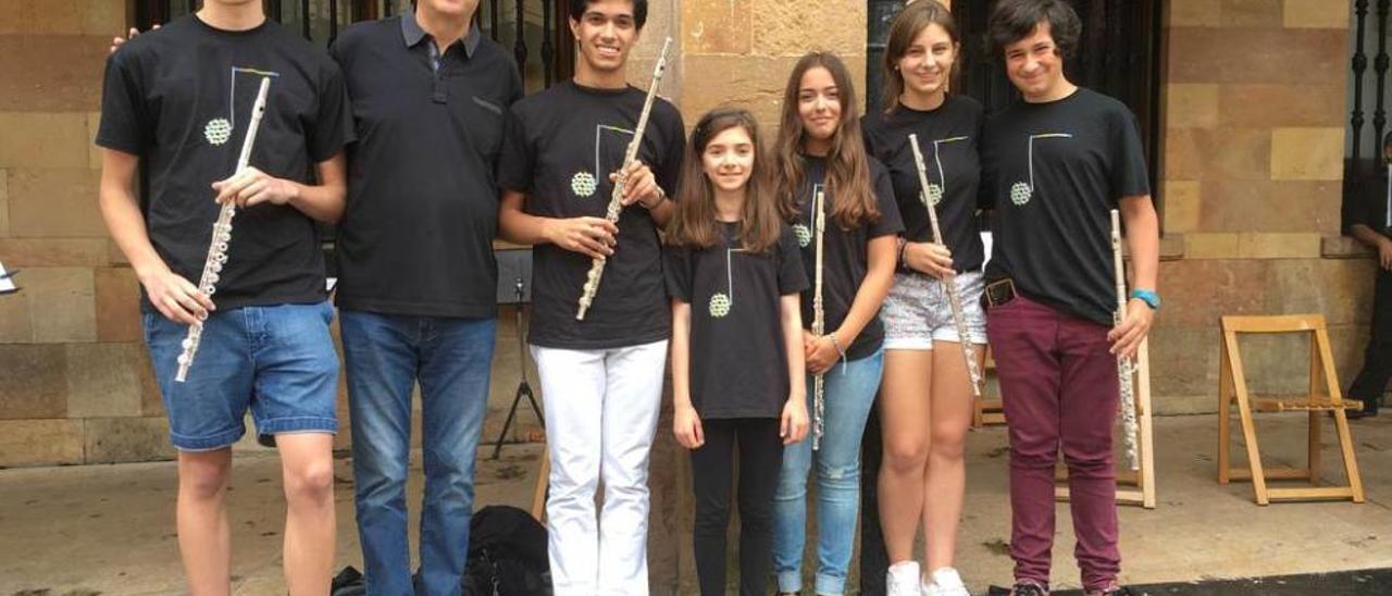 Por la izquierda, Víctor Sánchez, Albert Mora, José Miguel Santos, Alejandra Cortijo, Elena Álvarez, Carmen Bajo y Tomás Martínez, ayer, en la plaza del Ayuntamiento, junto a los arcos de la Casa Consistorial.