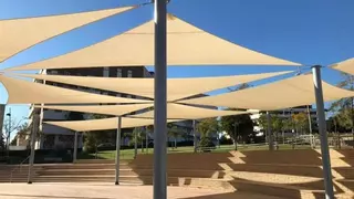 Vecinos de Playa de San Juan reclaman toldos en el acceso peatonal a la playa del PAU 5