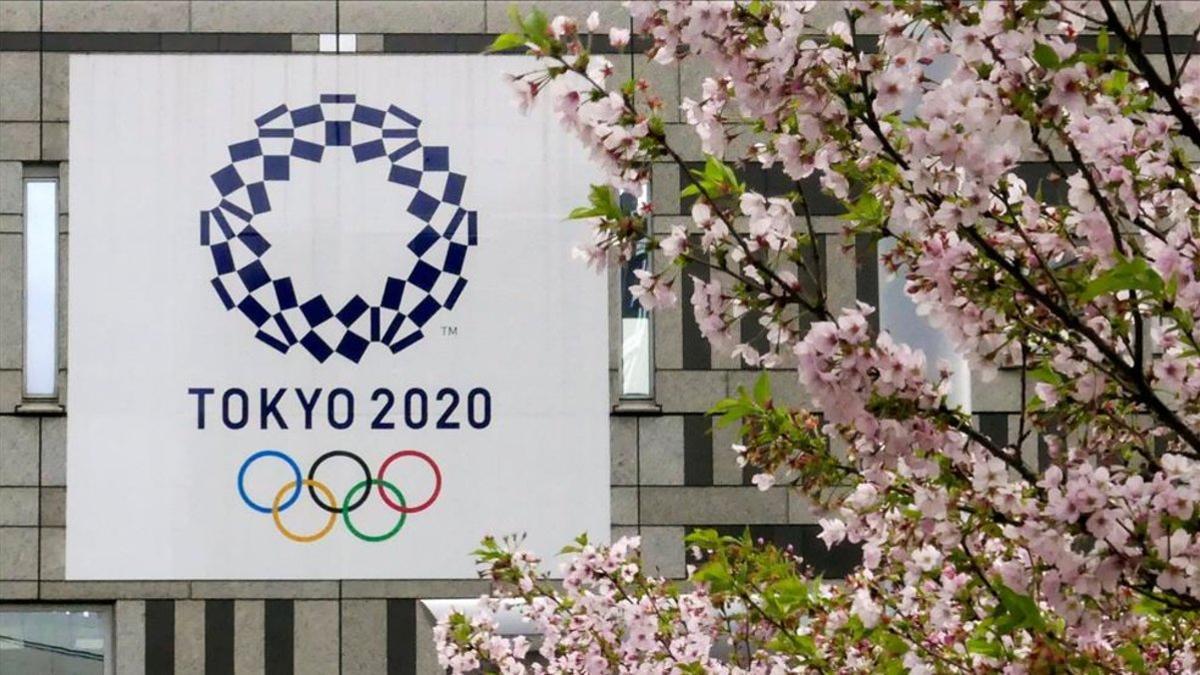 Cartel con el logotipo de Tokio 2020 en la capital japonesa
