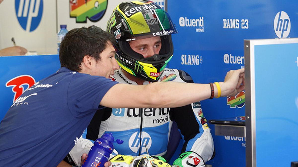 Pol Espargaro escucha a su hermano Aleix durante los entrenamientos de Moto 2 en Montmeló, este sábado