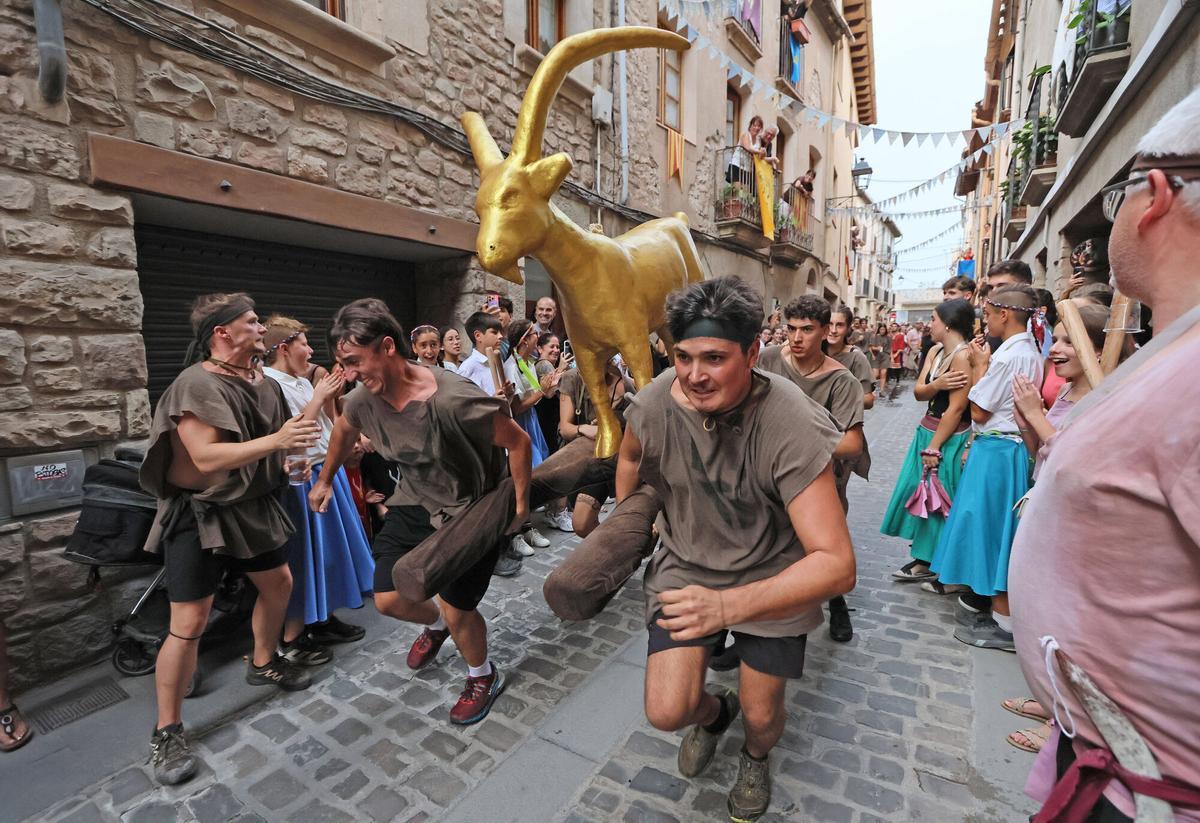 Les millors imatges de la cercavila de la Cabra d'Or, a Moià