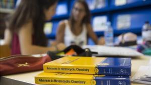 Estudiantes de Química de la Universitat de Barcelona en la biblioteca de su facultad.