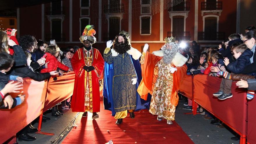 Melchor, Gaspar y Baltasar volverán a desfilar mañana en sus carrozas y llegarán a la plaza Major para ser recibidos por vecinos y autoridades.