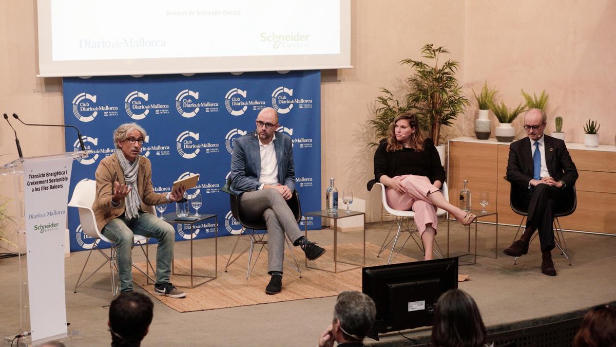 Joaquín Daura, senior manager de Energy &amp; Sustainability Services de Schneider Electric; José Guillermo Malagrava, director general de Energía del Govern balear; Neus Sastre, vicepresidenta de ASINEM y Martí Ribas, director general de Endesa en Baleares, durante la jornada en el club DM.