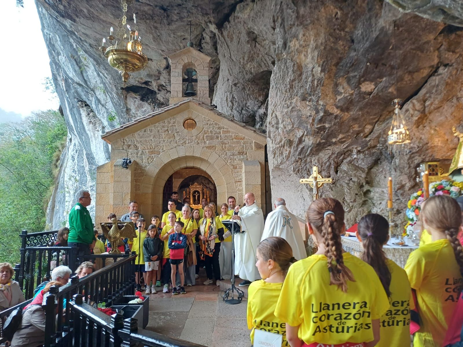 Con flores a María desde Llanera a Covadonga