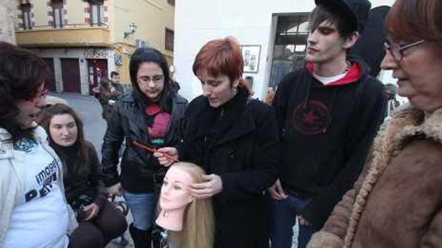 Los institutos de Villena protestan recibiendo clases en una plaza