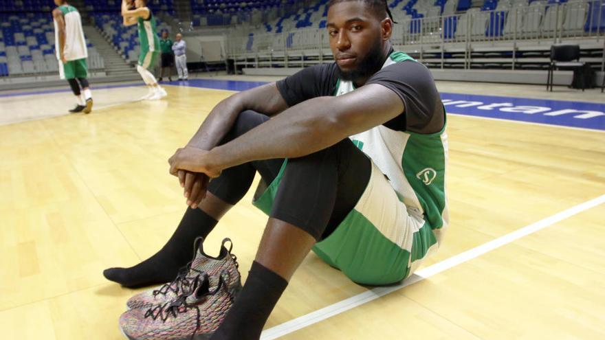 Mathias Lessort, con sus compañeros detrás entrenando, una de las atracciones del partido