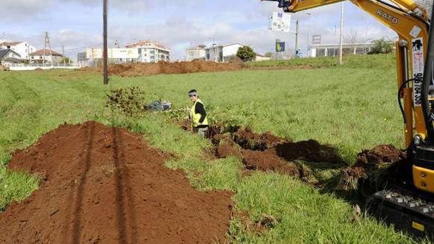 Trabajos, ayer, en Alto de Vales donde irá el CIS. // Bernabé/Javier Lalín