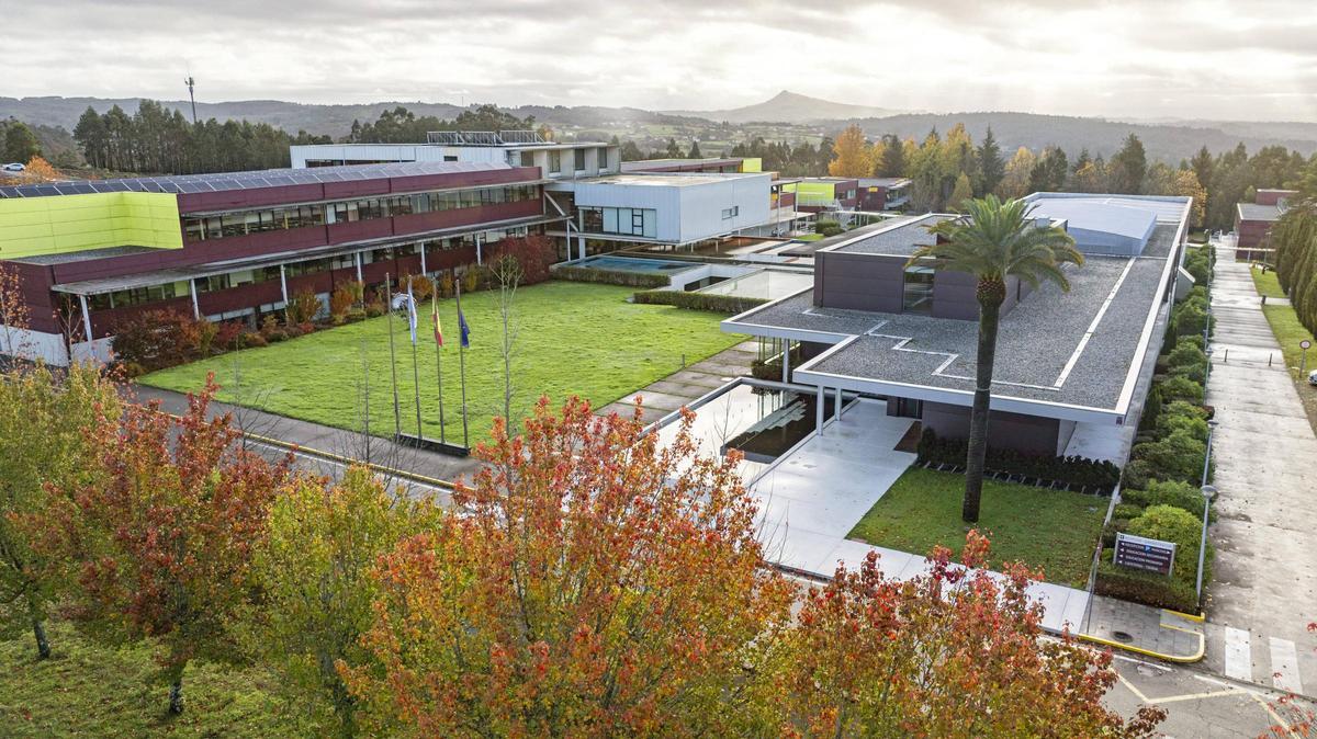 Colegio Peleteiro, con el Pico Sacro al fondo