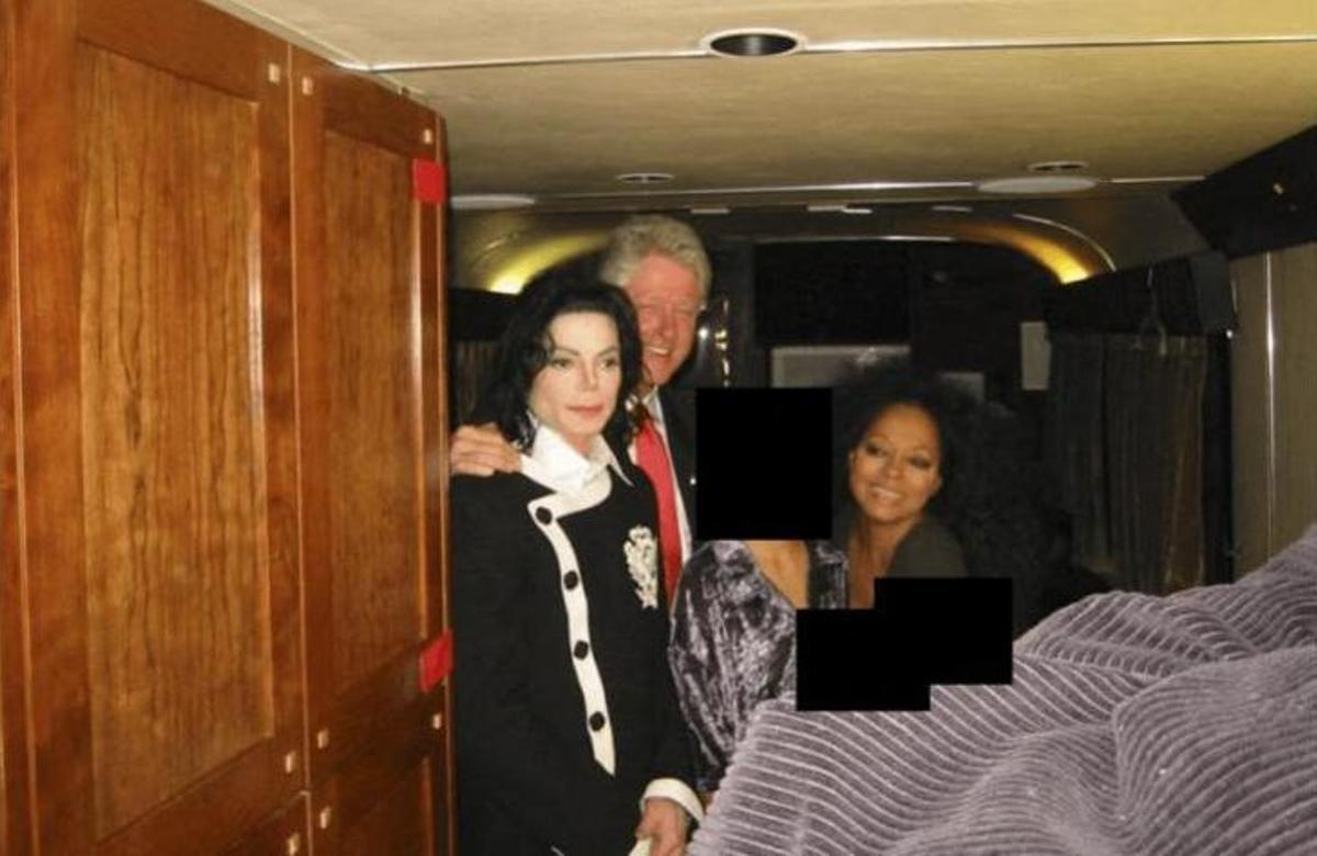 Bill Clinton, Michael Jackson y Gloria Gaynor, juntos en una foto del archivo que poseía Jeffrey Epstein