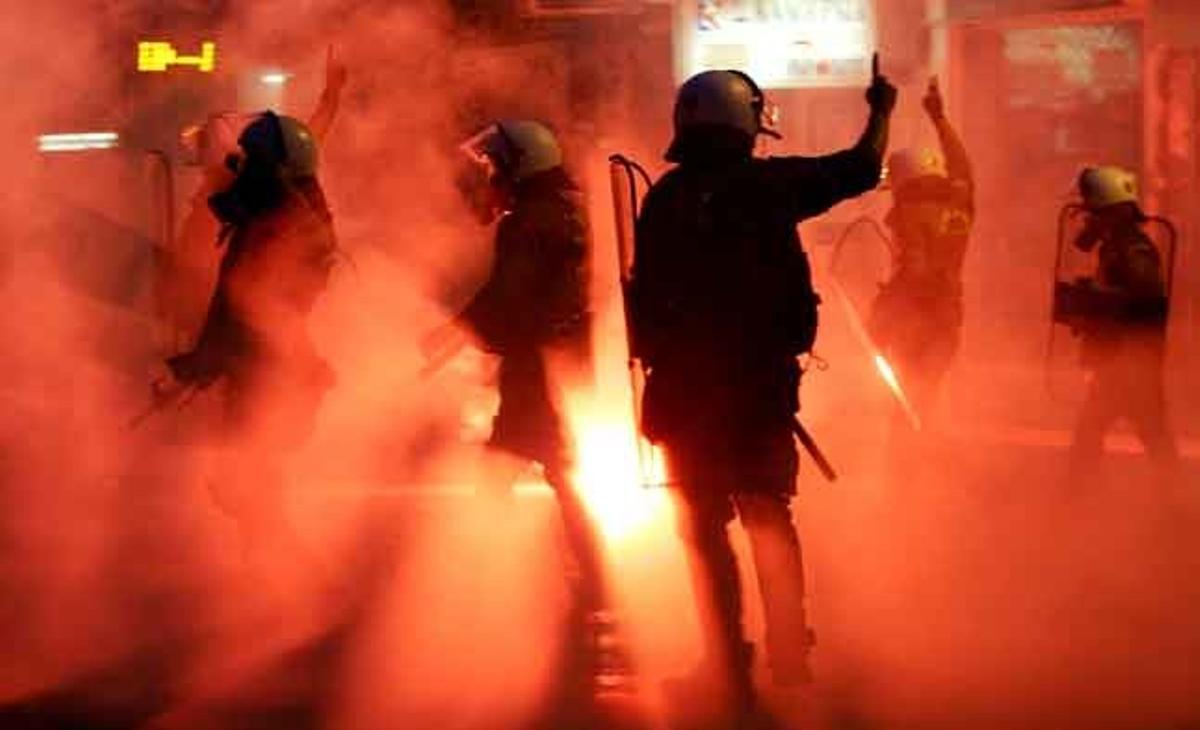 Policies antiavalots es despleguen entre el fum dels gasos lacrimògens durant una protesta antigovernamental a Salònica (Grècia).