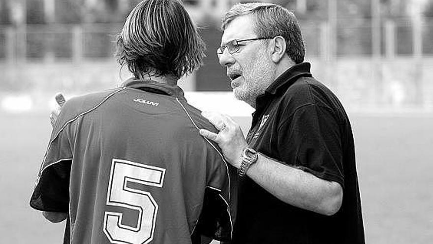 El técnico del Marino, Rogelio García, charla durante un partido con Guaya.