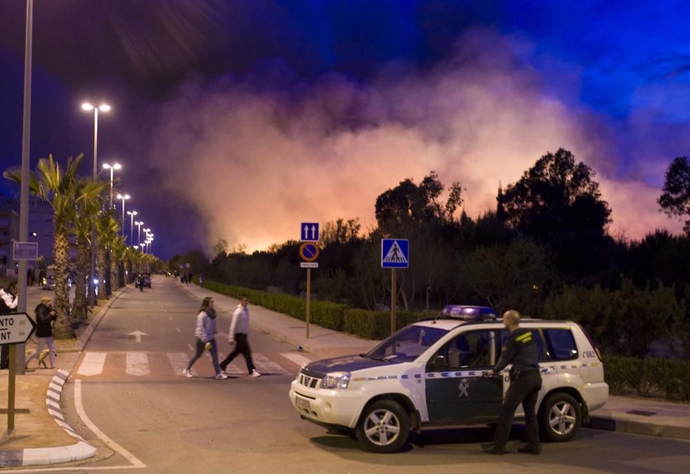 Un incendio obliga a desalojar el camping de Almenara