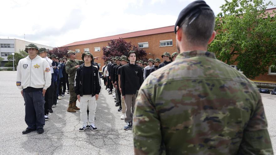 Los nuevos soldados forman a su llegada al Cefot este lunes