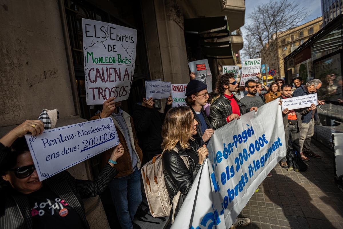 Decenas de inquilinos protestan ante una inmobiliaria de Barcelona por una estafa de 200.000 euros