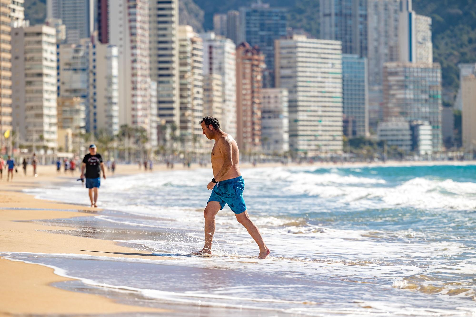 El calor deja imágenes veraniegas este 8 de marzo en Benidorm