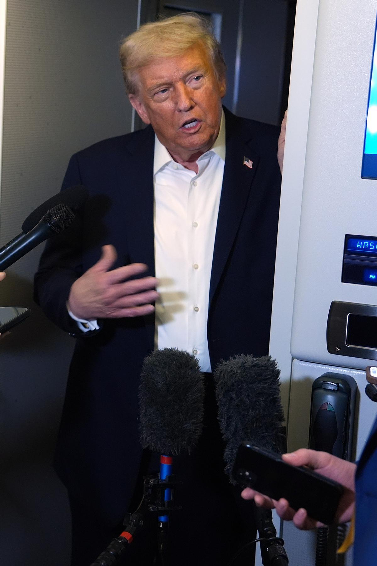 Trump atiende a los periodistas en una parada técnica del Air Force One en Inglaterra
