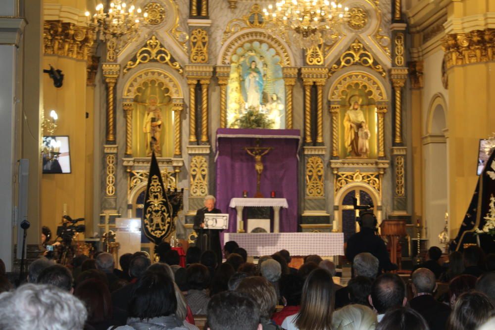 El periodista en el Vaticano Antonio Pelayo pregona la Pasión en su primera visita a Torrevieja