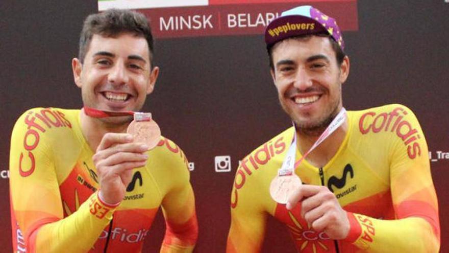 Sebastián Mora y Albert Torres, con la medalla de bronce