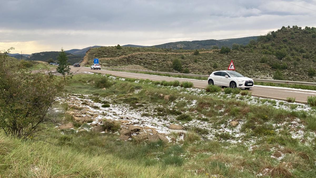 El granizo ha teñido de blanco los márgenes de la N-232