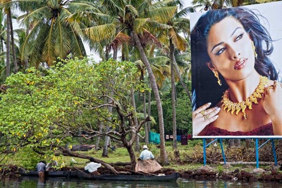 Valla publicitaria en los canales de Kerala.