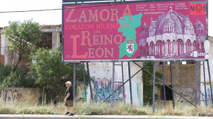 Un cartel publicitario pidiendo el &quot;Lexit&quot;, colocado en Zamora