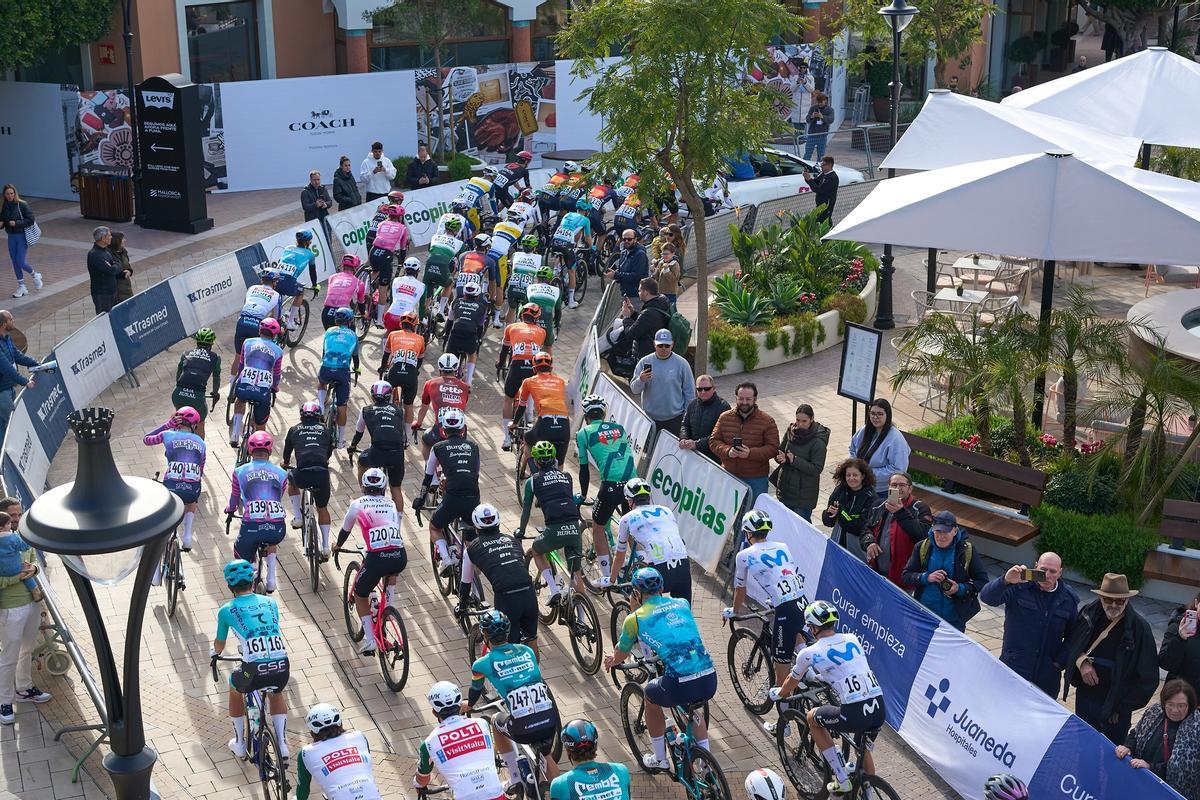 Imagen aérea de la salida del pelotón en la última etapa de la Challenge Ciclista Mallorca