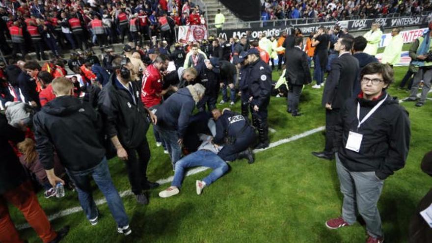 Una veintena de heridos tras hundirse una valla en el partido Amiens-Lille