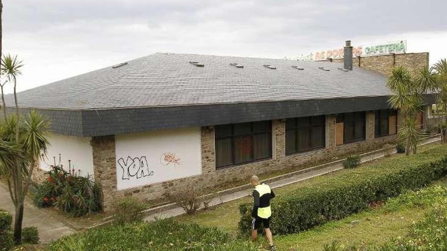 A la izquierda, el edificio del restaurante As Dornas antes de su demolición; a la derecha, la parcela que hay ahora desde la que se puede ver las Cíes y O Morrazo.