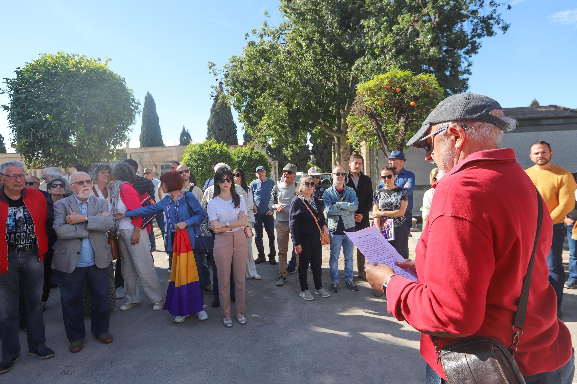 Concentración en el cementerio de Alicante por las personas fueron fusiladas y enterradas por el régimen franquista en fosas comunes