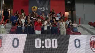 Jenni Hermoso, ovacionada tras reaparecer en el palco para ver la final de la Women's Cup
